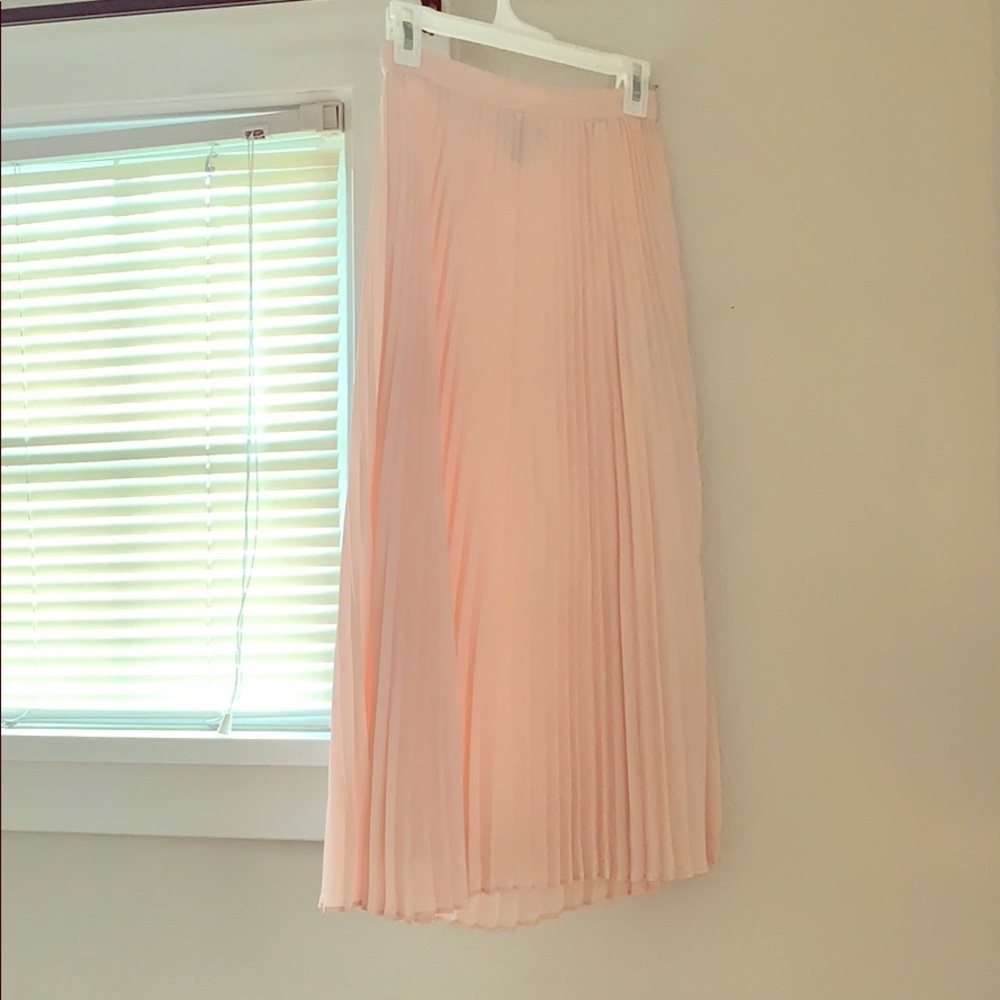 Soft pink pleated skirt.